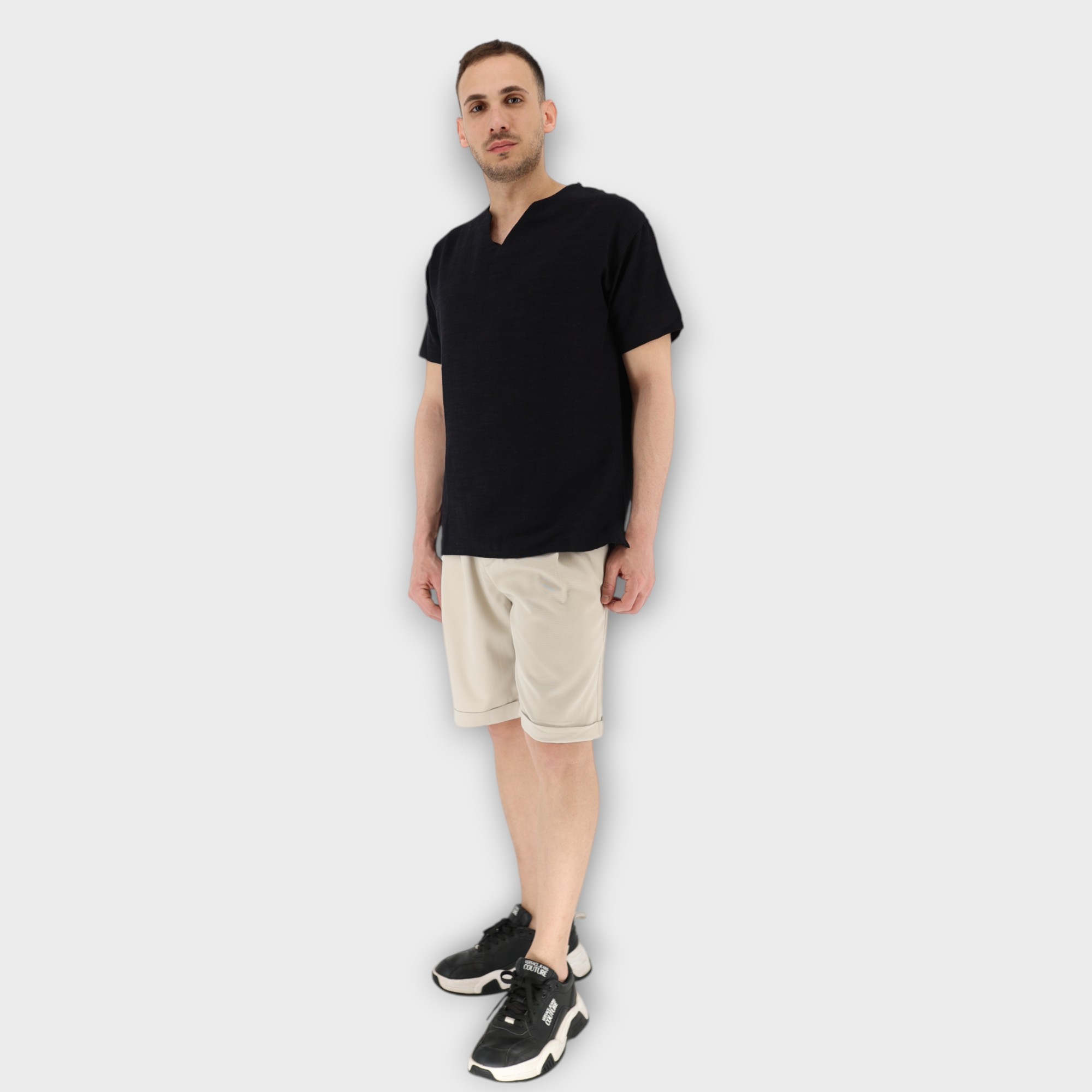 T-SHIRT ΜΕ ΤΡΙΓΩΝΙΚΟ ΑΝΟΙΓΜΑ ΣΤΟ ΛΑΙΜΟ - ΜΑΥΡΟ - Image 2