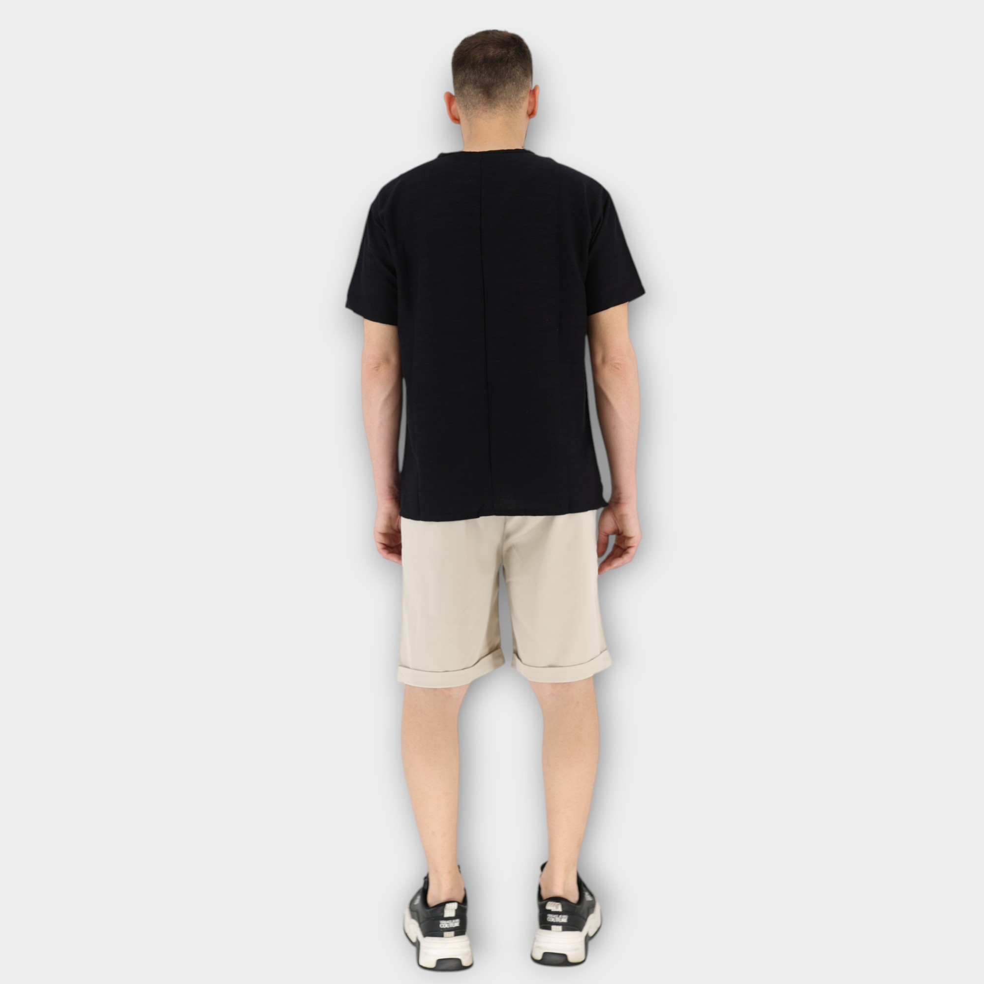 T-SHIRT ΜΕ ΤΡΙΓΩΝΙΚΟ ΑΝΟΙΓΜΑ ΣΤΟ ΛΑΙΜΟ - ΜΑΥΡΟ - Image 3